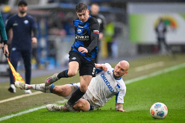 Paderborn, Home Deluxe Arena, 22.02.26, GER, Herren, 2.Bundesliga, Saison 2025-2026, SC Paderborn 07 - Hertha BSC Berlin Bild: v.li. im Zweikampf Nick BAETZNER (Paderborn) und Toni LEISTNER (Hertha BSC) DFL regulations prohibit any use of photographs as image sequences and or quasi-video. NRW Deutschland