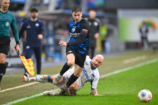 Paderborn, Home Deluxe Arena, 22.02.26, GER, Herren, 2.Bundesliga, Saison 2025-2026, SC Paderborn 07 - Hertha BSC Berlin Bild: v.li. im Zweikampf Nick BAETZNER (Paderborn) und Toni LEISTNER (Hertha BSC) DFL regulations prohibit any use of photographs as image sequences and or quasi-video. NRW Deutschland