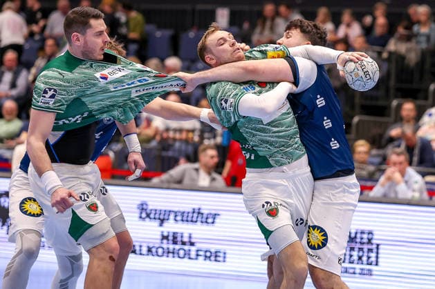 22.02.2026, Handball, HBL, Bergischer HC - Füchse Berlin, Mitsubishi Electric HALLE Düsseldorf: Mathias Gidsel (Füchse Berlin 19) im Zweikampf gegen Aron Seesing (BHC 49) Nordrhein-Westfalen Deutschland
