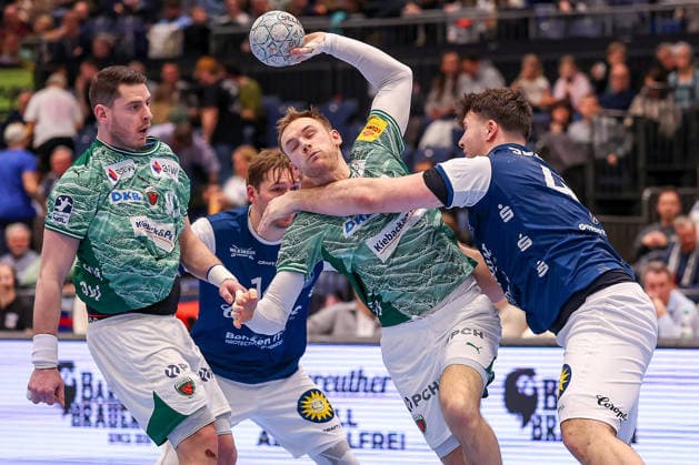 22.02.2026, Handball, HBL, Bergischer HC - Füchse Berlin, Mitsubishi Electric HALLE Düsseldorf: Mathias Gidsel (Füchse Berlin 19) im Zweikampf gegen Aron Seesing (BHC 49) Nordrhein-Westfalen Deutschland