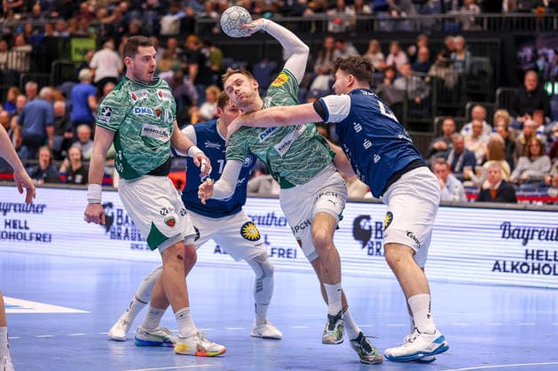 22.02.2026, Handball, HBL, Bergischer HC - Füchse Berlin, Mitsubishi Electric HALLE Düsseldorf: Mathias Gidsel (Füchse Berlin 19) im Zweikampf gegen Aron Seesing (BHC 49) Nordrhein-Westfalen Deutschland