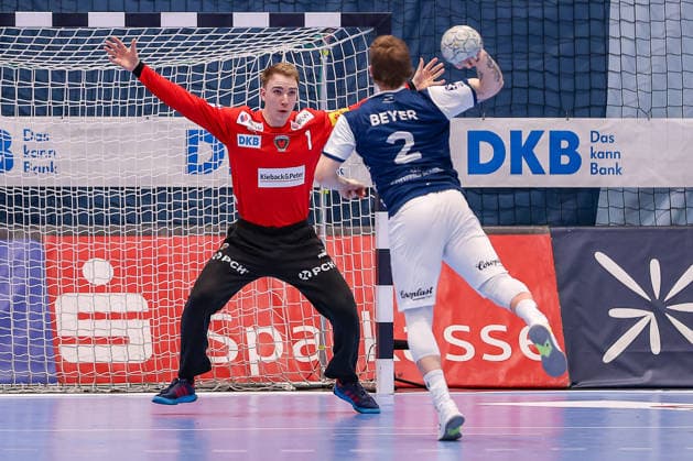 22.02.2026, Handball, HBL, Bergischer HC - Füchse Berlin, Mitsubishi Electric HALLE Düsseldorf: Lasse Ludwig (Füchse Berlin 01) verteidigt gegen Noah Beyer (BHC 02) Nordrhein-Westfalen Deutschland