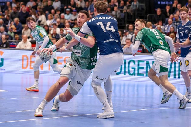 22.02.2026, Handball, HBL, Bergischer HC - Füchse Berlin, Mitsubishi Electric HALLE Düsseldorf: Mijajlo Marsenic (Füchse Berlin 93) im Zweikampf gegen Gerdas Babarskas (BHC 14) Nordrhein-Westfalen Deutschland