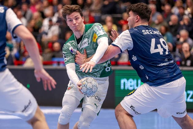 22.02.2026, Handball, HBL, Bergischer HC - Füchse Berlin, Mitsubishi Electric HALLE Düsseldorf: Nils Lichtlein (Füchse Berlin 17) im Zweikampf gegen Aron Seesing (BHC 49) Nordrhein-Westfalen Deutschland