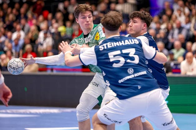 22.02.2026, Handball, HBL, Bergischer HC - Füchse Berlin, Mitsubishi Electric HALLE Düsseldorf: Nils Lichtlein (Füchse Berlin 17) im Zweikampf gegen Aron Seesing (BHC 49) Soeren Steinhaus (BHC 53) Nordrhein-Westfalen Deutschland