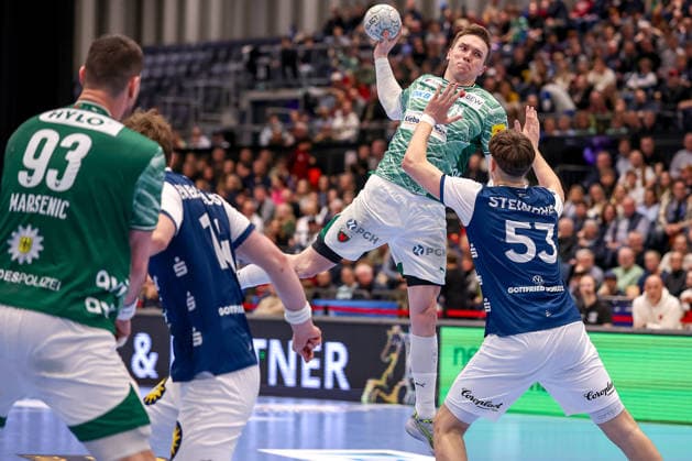 22.02.2026, Handball, HBL, Bergischer HC - Füchse Berlin, Mitsubishi Electric HALLE Düsseldorf: Lasse Andersson (Füchse Berlin 11) wirft den Ball auf das Tor gegen Soeren Steinhaus (BHC 53) Nordrhein-Westfalen Deutschland