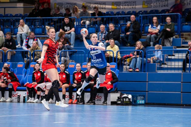 HSG Blomberg-Lippe (GER) vs. MOL Esztergom (HUN), Handball, EHF European League Women, Gruppenphase, 22.2.2026, Saision 2025 2026, Lemgo Alexia Hauf (HSG Blomberg-Lippe, 31) im Torwurf Lemgo Phoenix Contact Arena Deutschland