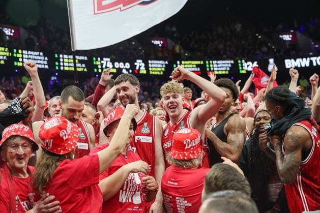 Die Spieler der Bamberg Baskets feiern den Pokalsieg mit ihren Fans im Fanblock, Emotionen, Freude, GER, BMA365 Bamberg Baskets vs. Alba Berlin, Basketball, BBL Pokal, BMW TOP FOUR, Finale, Saison 2025 2026, 22.02.2026, GER, BMA365 Bamberg Baskets vs. Alba Berlin, Basketball, BBL Pokal, BMW TOP FOUR, Finale, Saison 2025 2026, 22.02.2026 Muenchen Copyright: xEibner-Pressefoto JennixMaulx EP_JML