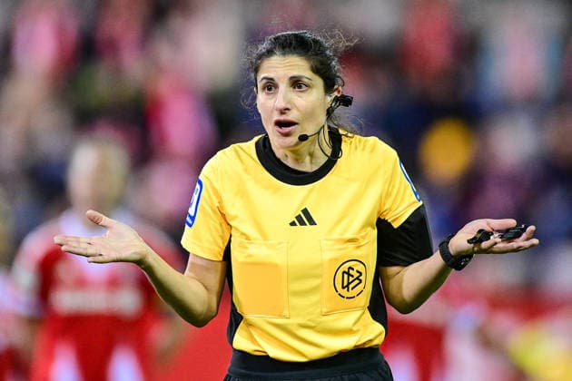 Riem Hussein (Schiedsrichterin, Referee) gibt Anweisungen, gestikuliert, mit den Armen gestikulieren, gives instructions, gesticulate, Einzelbild, Aktion, Action, 22.02.2026, München (Deutschland), Fussball, Google Pixel Frauen-Bundesliga, FC Bayern München - VfL Wolfsburg, DFB DFL REGULATIONS PROHIBIT ANY USE OF PHOTOGRAPHS AS IMAGE SEQUENCES AND OR QUASI-VIDEO. *** Riem Hussein Referee, Referee gives instructions, gesticulates, gesticulates with arms, gives instructions, gesticulate, single image, action, action, 22 02 2026, Munich Germany , Football, Google Pixel Women Bundesliga, FC Bayern Munich VfL Wolfsburg, DFB DFL REGULATIONS PROHIBIT ANY USE OF PHOTOGRAPHS AS IMAGE SEQUENCES AND OR QUASI VIDEO xslx