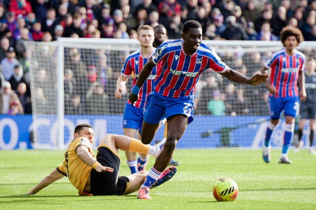 LONDON, ENGLAND - FEBRUARY 22: Ismaila Sarr of Crystal Palace and Andre of Wolverhampton Wanderers in action during the Premier League match between Crystal Palace and Wolverhampton Wanderers at Selhurst Park on February 22, 2026 in London, England. (Photo by Pedro Porru) SPO  Copyright: xPedroxPorru
