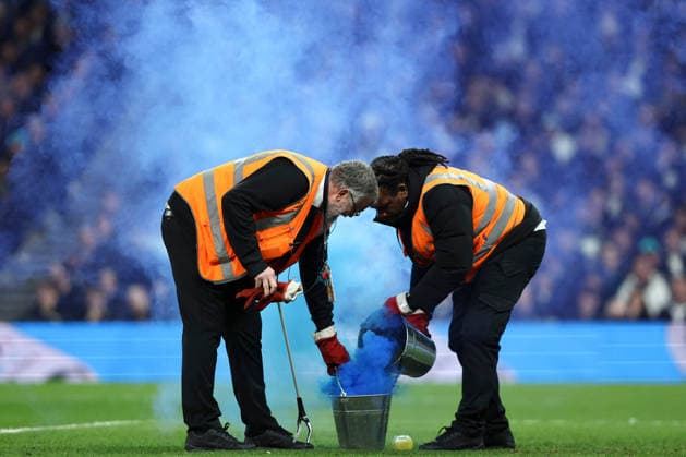 Tottenham Hotspur v Arsenal, Premier League Smoke flare on the pitch dealt with during the Tottenham Hotspur v Arsenal Premier League match at the Tottenham Hotspur Stadium, London, England on 22 February 2026 Credit: Ian Stephen Every Second Media Editorial use only. All images are copyright Every Second Media Limited. No images may be reproduced without prior permission. All rights reserved. Premier League and Football League images are subject to licensing agreements with Football DataCo Limited. see https: www.football-dataco.com Copyright: xIMAGO EveryxSecondxMediax ESM-1815-0039 IanxStephenx xEveryxSecondxMediax
