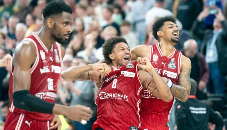 22.2.2026, Basketball, Herren, BMW Top Four 2026, Final Four, Finale, Alba Berlin - BMA 365 Bamberg Baskets, Demarcus Marquette Dämonin (Bamberg Baskets, Mitte), Ibrahim Watson (Bamberg Baskets, re.) und Ejofor Onu (Bamberg Baskets, li.) jubeln nach Spielende.) München SAP Garden Bayern Deutschland