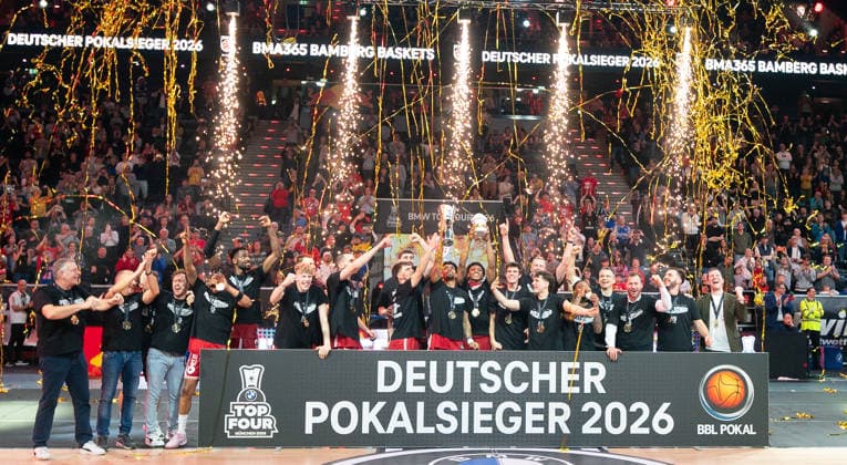 22.2.2026, Basketball, Herren, BMW Top Four 2026, Final Four, Finale, Alba Berlin - BMA 365 Bamberg Baskets, Die Mannschaft der BMA365 Bamberg Baskets bei der Siegerehrung zum Pokalsieger 2026. München SAP Garden Bayern Deutschland