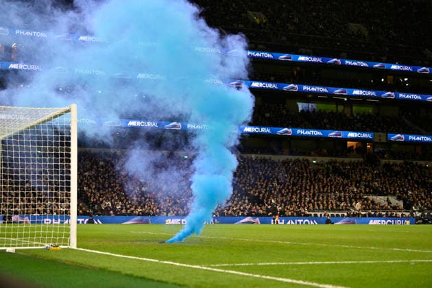Spurs vs Arsenal, Premier League A blue flare is thrown in the Arsenal goalmouth during the Spurs vs Arsenal, Premier League match at the Tottenham Hotspur Stadium London. London Tottenham Hotspur Stadium UK Copyright: xMartinxDaltonx Spurs_vs_Arsenal_220226_MD_029