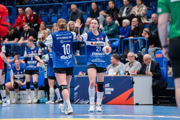 HSG Blomberg-Lippe (GER) vs. MOL Esztergom (HUN), Handball, EHF European League Women, Gruppenphase, 22.2.2026, Saision 2025 2026, Lemgo Maxi Muehlner (HSG Blomberg-Lippe, 10) und Nuria Bucher (HSG Blomberg-Lippe, 21) vor einem 7-Meter Wurf Lemgo Phoenix Contact Arena Deutschland