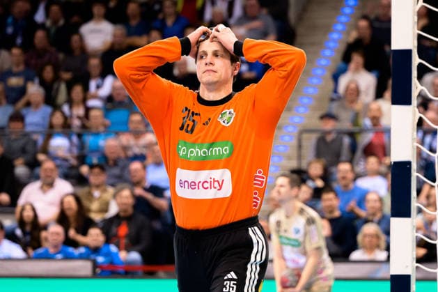 Stuttgart: HBL- 25 26 - TVB Stuttgart - TSV Hannover-Burgdorf Torhueter Joel Birlehm (Hannover) unzufrieden enttäuscht enttaeuscht niedergeschlagen frustriert, Stuttgart Porsche Arena Baden-Württemberg Deutschland