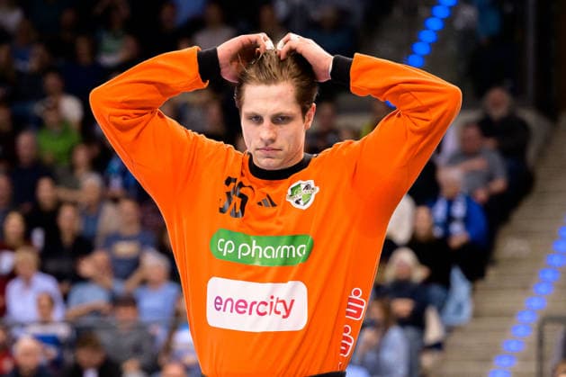 Stuttgart: HBL- 25 26 - TVB Stuttgart - TSV Hannover-Burgdorf Torhueter Joel Birlehm (Hannover) unzufrieden enttäuscht enttaeuscht niedergeschlagen frustriert, Stuttgart Porsche Arena Baden-Württemberg Deutschland