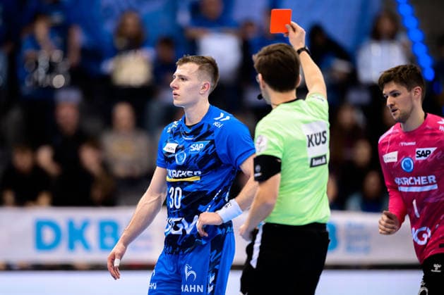 Stuttgart: HBL- 25 26 - TVB Stuttgart - TSV Hannover-Burgdorf Marco Mengon (Stuttgart) sieht die rote Karte Stuttgart Porsche Arena Baden-Württemberg Deutschland
