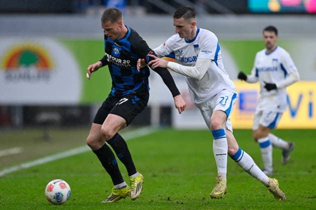 Paderborn, Home Deluxe Arena, 22.02.26, GER, Herren, 2.Bundesliga, Saison 2025-2026, SC Paderborn 07 - Hertha BSC Berlin Bild: v.li. im Zweikampf Steffen TIGGES (Paderborn) und Niklas KOLBE (Hertha BSC) DFL regulations prohibit any use of photographs as image sequences and or quasi-video. NRW Deutschland