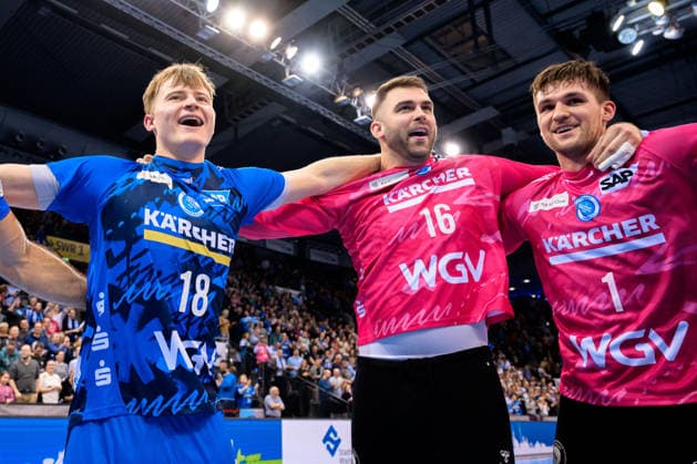 Stuttgart: HBL- 25 26 - TVB Stuttgart - TSV Hannover-Burgdorf Linus Schmid (Stuttgart), Torhueter Miljan Vujovic (Stuttgart), Torhueter Mateusz Kornecki (Stuttbart) Schlussjubel Schlußjubel Emotion Freude Stuttgart Porsche Arena Baden-Württemberg Deutschland