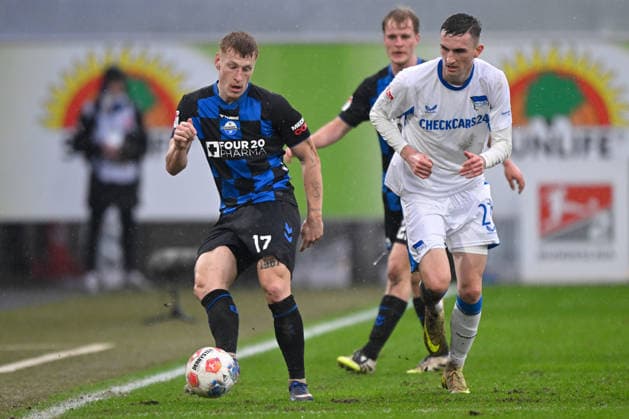 Paderborn, Home Deluxe Arena, 22.02.26, GER, Herren, 2.Bundesliga, Saison 2025-2026, SC Paderborn 07 - Hertha BSC Berlin Bild: v.li. im Zweikampf Laurin CURDA (Paderborn) und Niklas KOLBE (Hertha BSC) DFL regulations prohibit any use of photographs as image sequences and or quasi-video. NRW Deutschland