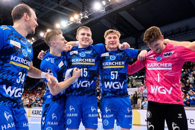 Stuttgart: HBL- 25 26 - TVB Stuttgart - TSV Hannover-Burgdorf v.li. Kai Häfner Haefner (Stuttgart), Marco Mengon (Stuttgart), Simone Mengon (Stuttgart), Jakob Nigg (Stuttgart), Torhueter Mateusz Kornecki (Stuttbart) Schlussjubel Schlußjubel Emotion Freude Stuttgart Porsche Arena Baden-Württemberg Deutschland