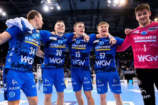 Stuttgart: HBL- 25 26 - TVB Stuttgart - TSV Hannover-Burgdorf v.li. Kai Häfner Haefner (Stuttgart), Marco Mengon (Stuttgart), Simone Mengon (Stuttgart), Jakob Nigg (Stuttgart), Torhueter Mateusz Kornecki (Stuttbart) Schlussjubel Schlußjubel Emotion Freude Stuttgart Porsche Arena Baden-Württemberg Deutschland