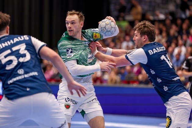 22.02.2026, Handball, HBL, Bergischer HC - Füchse Berlin, Mitsubishi Electric HALLE Düsseldorf: Mathias Gidsel (Füchse Berlin 19) im Zweikampf gegen Soeren Steinhaus (BHC 53) Gerdas Babarskas (BHC 14) Nordrhein-Westfalen Deutschland