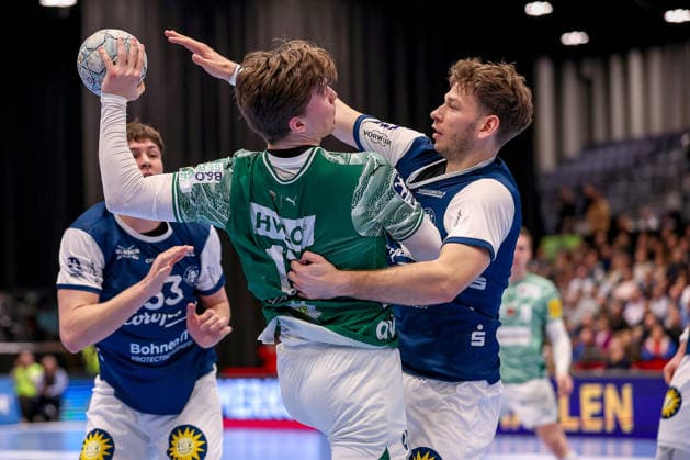 22.02.2026, Handball, HBL, Bergischer HC - Füchse Berlin, Mitsubishi Electric HALLE Düsseldorf: Nils Lichtlein (Füchse Berlin 17) im Zweikampf gegen Lukas Becher (BHC 07) Nordrhein-Westfalen Deutschland