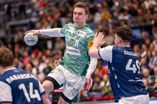 22.02.2026, Handball, HBL, Bergischer HC - Füchse Berlin, Mitsubishi Electric HALLE Düsseldorf: Lasse Andersson (Füchse Berlin 11) wirft den Ball auf das Tor im Zweikampf gegen Aron Seesing (BHC 49) Nordrhein-Westfalen Deutschland