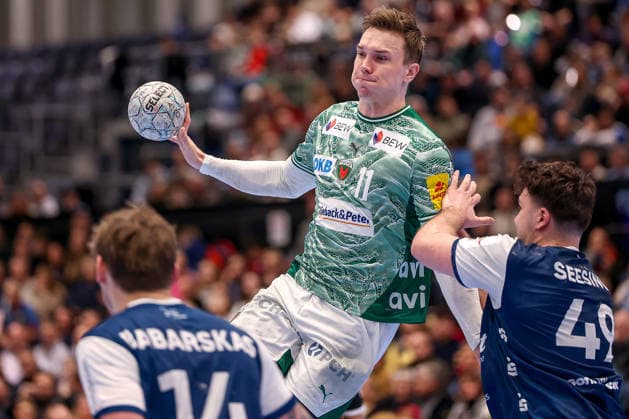 22.02.2026, Handball, HBL, Bergischer HC - Füchse Berlin, Mitsubishi Electric HALLE Düsseldorf: Lasse Andersson (Füchse Berlin 11) wirft den Ball auf das Tor im Zweikampf gegen Aron Seesing (BHC 49) Nordrhein-Westfalen Deutschland