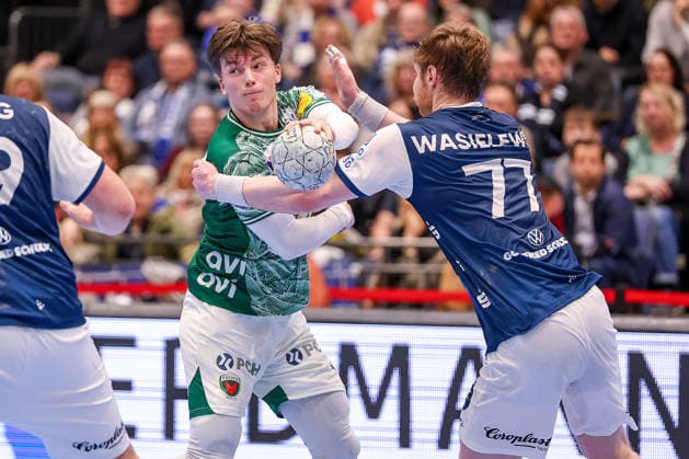 22.02.2026, Handball, HBL, Bergischer HC - Füchse Berlin, Mitsubishi Electric HALLE Düsseldorf: Nils Lichtlein (Füchse Berlin 17) im Zweikampf gegen Johannes Wasielewski (BHC 77) Nordrhein-Westfalen Deutschland