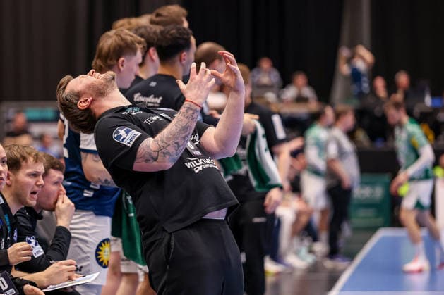22.02.2026, Handball, HBL, Bergischer HC - Füchse Berlin, Mitsubishi Electric HALLE Düsseldorf: Cheftrainer Arnor Gunnarsson (BHC hc) enttäuscht Enttäuschung gestikulierend am Spielfeldrand Nordrhein-Westfalen Deutschland