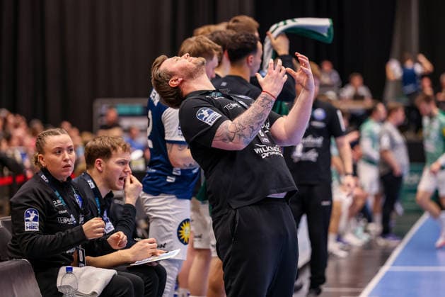 22.02.2026, Handball, HBL, Bergischer HC - Füchse Berlin, Mitsubishi Electric HALLE Düsseldorf: Cheftrainer Arnor Gunnarsson (BHC hc) enttäuscht Enttäuschung gestikulierend am Spielfeldrand Nordrhein-Westfalen Deutschland