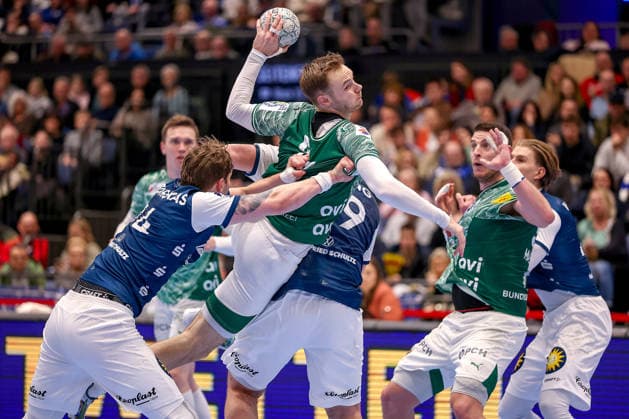 22.02.2026, Handball, HBL, Bergischer HC - Füchse Berlin, Mitsubishi Electric HALLE Düsseldorf: Mathias Gidsel (Füchse Berlin 19) wirft den Ball auf das Tor gegen Gerdas Babarskas (BHC 14) Aron Seesing (BHC 49) Nordrhein-Westfalen Deutschland