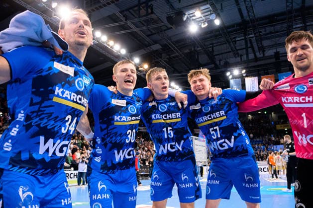 Stuttgart: HBL- 25 26 - TVB Stuttgart - TSV Hannover-Burgdorf v.li. Kai Häfner Haefner (Stuttgart), Marco Mengon (Stuttgart), Simone Mengon (Stuttgart), Jakob Nigg (Stuttgart), Torhueter Mateusz Kornecki (Stuttbart) Schlussjubel Schlußjubel Emotion Freude Stuttgart Porsche Arena Baden-Württemberg Deutschland