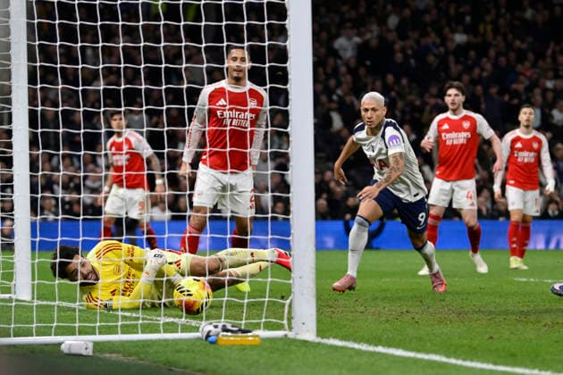 Spurs vs Arsenal, Premier League David Raya Goalkeeper for Arsenal makes a brilliant save from Richarlison of Tottenham Hotspur during the Spurs vs Arsenal, Premier League match at the Tottenham Hotspur Stadium London. London Tottenham Hotspur Stadium UK Copyright: xMartinxDaltonx Spurs_vs_Arsenal_220226_MD_030