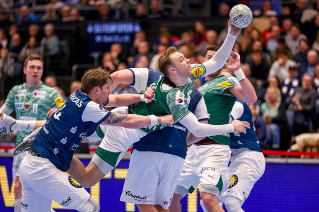 22.02.2026, Handball, HBL, Bergischer HC - Füchse Berlin, Mitsubishi Electric HALLE Düsseldorf: Mathias Gidsel (Füchse Berlin 19) wirft den Ball auf das Tor gegen Gerdas Babarskas (BHC 14) Aron Seesing (BHC 49) Nordrhein-Westfalen Deutschland