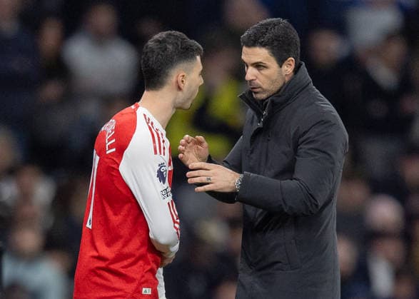 Tottenham Hotspur v Arsenal, Premier League, Football, Tottenham Hotspur Stadium, London, UK - 22 Feb 2026 Arsenal Manager Mikel Arteta speaks to Gabriel Martinelli of Arsenal FC (11) before he is subbed on London Tottenham Hotspur Stadium Tottenham GBR, UK NEWSPAPERS OUT Copyright: xEllixBirchx