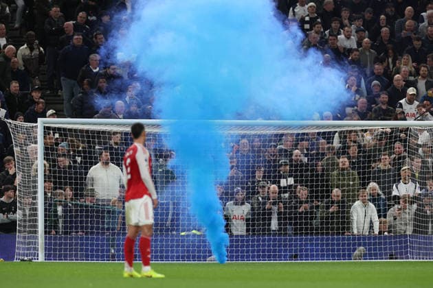 Premier League football, Tottenham v Arsenal Premier League football, The Tottenham Hotspurs Stadium, Tottenham, London, UK. 22.02.2026 Tottenham v Arsenal. Pic shows A flat thrown on the pitch. Photographs by Marc Aspland for The Times & Sunday Times  Copyright: xMarcxAsplandxforxThexTimesx&xSunx NINTCHDBPICT001061357927
