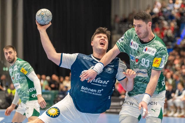 Mijajlo Marsenic (Fuechse Berlin, 93) foult Aron Seesing (Bergischer HC 06, 49). Bergischer HC 06 vs. Fuechse Berlin, Handball, DAIKIN Handballbundesliga, 22. Spieltag, Saison 2025 2026, 22.02.2026 Bergischer HC 06 vs. Fuechse Berlin, Handball, DAIKIN Handballbundesliga, 22. Spieltag, Saison 2025 2026, 22.02.2026 Duesseldorf Copyright: xEibner-Pressefoto ThomasxHaeslerx EP_THR