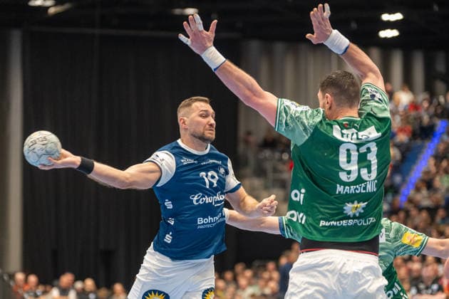 Tomas Babak (Bergischer HC 06, 19) kommt zum Wurf gegen Mijajlo Marsenic (Fuechse Berlin, 93). Bergischer HC 06 vs. Fuechse Berlin, Handball, DAIKIN Handballbundesliga, 22. Spieltag, Saison 2025 2026, 22.02.2026 Bergischer HC 06 vs. Fuechse Berlin, Handball, DAIKIN Handballbundesliga, 22. Spieltag, Saison 2025 2026, 22.02.2026 Duesseldorf Copyright: xEibner-Pressefoto ThomasxHaeslerx EP_THR