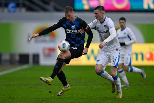 Paderborn, Home Deluxe Arena, 22.02.26, GER, Herren, 2.Bundesliga, Saison 2025-2026, SC Paderborn 07 - Hertha BSC Berlin Bild: v.li. im Zweikampf Steffen TIGGES (Paderborn) und Niklas KOLBE (Hertha BSC) DFL regulations prohibit any use of photographs as image sequences and or quasi-video. NRW Deutschland
