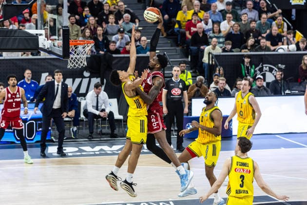 GER, BMW Top Four, Basketball BBL Pokal, Finale, BMA365 Bamberg Baskets - ALBA Berlin. 22.02.2026, SAP Garden, München, GER, BMW Top Four, Basketball BBL Pokal, Finale, BMA365 Bamberg Baskets - ALBA Berlin. Ejiofor Onu (BMA365 Bamberg Baskets, 35) mit einem Dunk gegen Jack Kayil (ALBA Berlin 7) Foto Alexander Trienitz München SAP Garden Bayern Deutschland