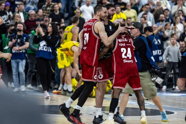 GER, BMW Top Four, Basketball BBL Pokal, Finale, BMA365 Bamberg Baskets - ALBA Berlin. 22.02.2026, SAP Garden, München, GER, BMW Top Four, Basketball BBL Pokal, Finale, BMA365 Bamberg Baskets - ALBA Berlin. Das Team von BMA365 Bamberg Baskets freut sich über den Pokalsieg Foto Alexander Trienitz München SAP Garden Bayern Deutschland
