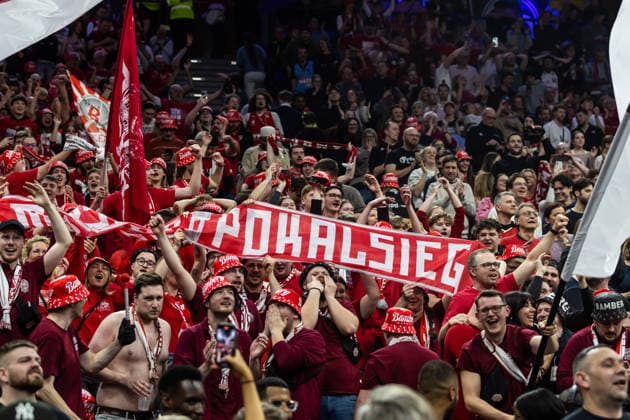 GER, BMW Top Four, Basketball BBL Pokal, Finale, BMA365 Bamberg Baskets - ALBA Berlin. 22.02.2026, SAP Garden, München, GER, BMW Top Four, Basketball BBL Pokal, Finale, BMA365 Bamberg Baskets - ALBA Berlin. Die Fans von BMA365 Bamberg Baskets freut sich über den Pokalsieg Foto Alexander Trienitz München SAP Garden Bayern Deutschland