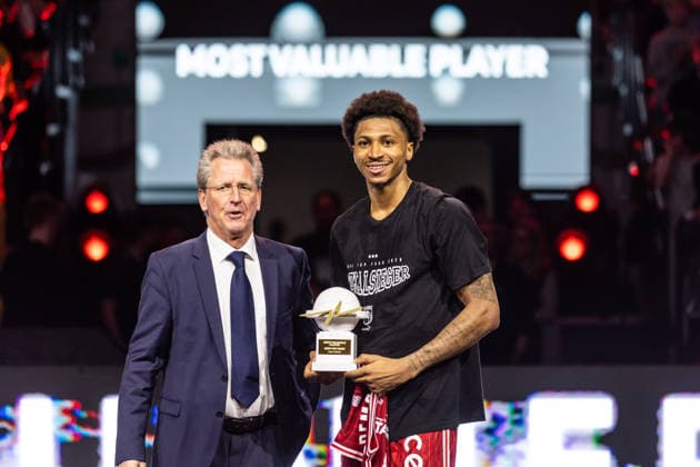 GER, BMW Top Four, Basketball BBL Pokal, Finale, BMA365 Bamberg Baskets - ALBA Berlin. 22.02.2026, SAP Garden, München, GER, BMW Top Four, Basketball BBL Pokal, Finale, BMA365 Bamberg Baskets - ALBA Berlin. Dr. Stefan Holz, Geschäftsführer der BBL mit MVP Demarcus Demonia (BMA365 Bamberg Baskets, 8) Foto Alexander Trienitz München SAP Garden Bayern Deutschland