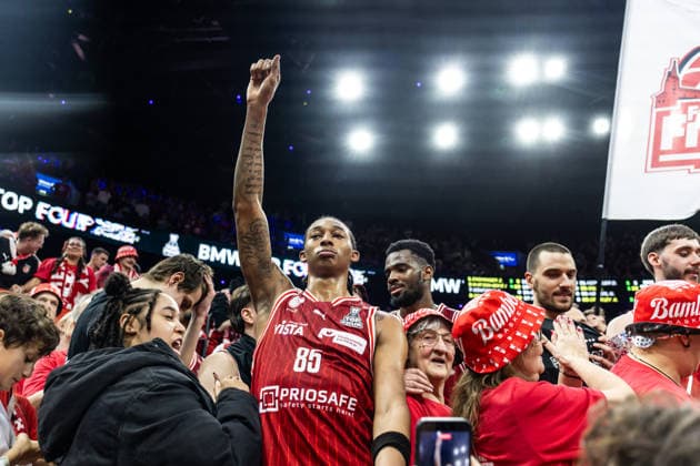 GER, BMW Top Four, Basketball BBL Pokal, Finale, BMA365 Bamberg Baskets - ALBA Berlin. 22.02.2026, SAP Garden, München, GER, BMW Top Four, Basketball BBL Pokal, Finale, BMA365 Bamberg Baskets - ALBA Berlin. Austin Crowley (BMA365 Bamberg Baskets, 85) feiert mit den Fans Foto Alexander Trienitz München SAP Garden Bayern Deutschland