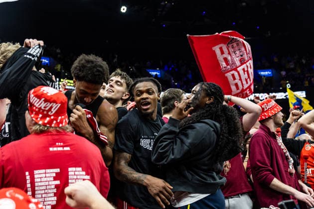 GER, BMW Top Four, Basketball BBL Pokal, Finale, BMA365 Bamberg Baskets - ALBA Berlin. 22.02.2026, SAP Garden, München, GER, BMW Top Four, Basketball BBL Pokal, Finale, BMA365 Bamberg Baskets - ALBA Berlin. Cobe Williams (BMA365 Bamberg Baskets, 24) feiert mit den Fans Foto Alexander Trienitz München SAP Garden Bayern Deutschland