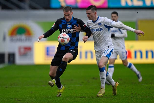 Paderborn, Home Deluxe Arena, 22.02.26, GER, Herren, 2.Bundesliga, Saison 2025-2026, SC Paderborn 07 - Hertha BSC Berlin Bild: v.li. im Zweikampf Steffen TIGGES (Paderborn) und Niklas KOLBE (Hertha BSC) DFL regulations prohibit any use of photographs as image sequences and or quasi-video. NRW Deutschland